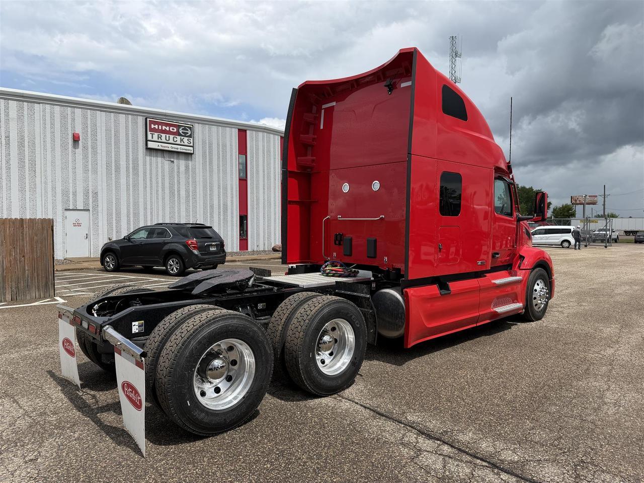 2027 Peterbilt 579 80" Double Bunk Ultraloft Eau Claire WI