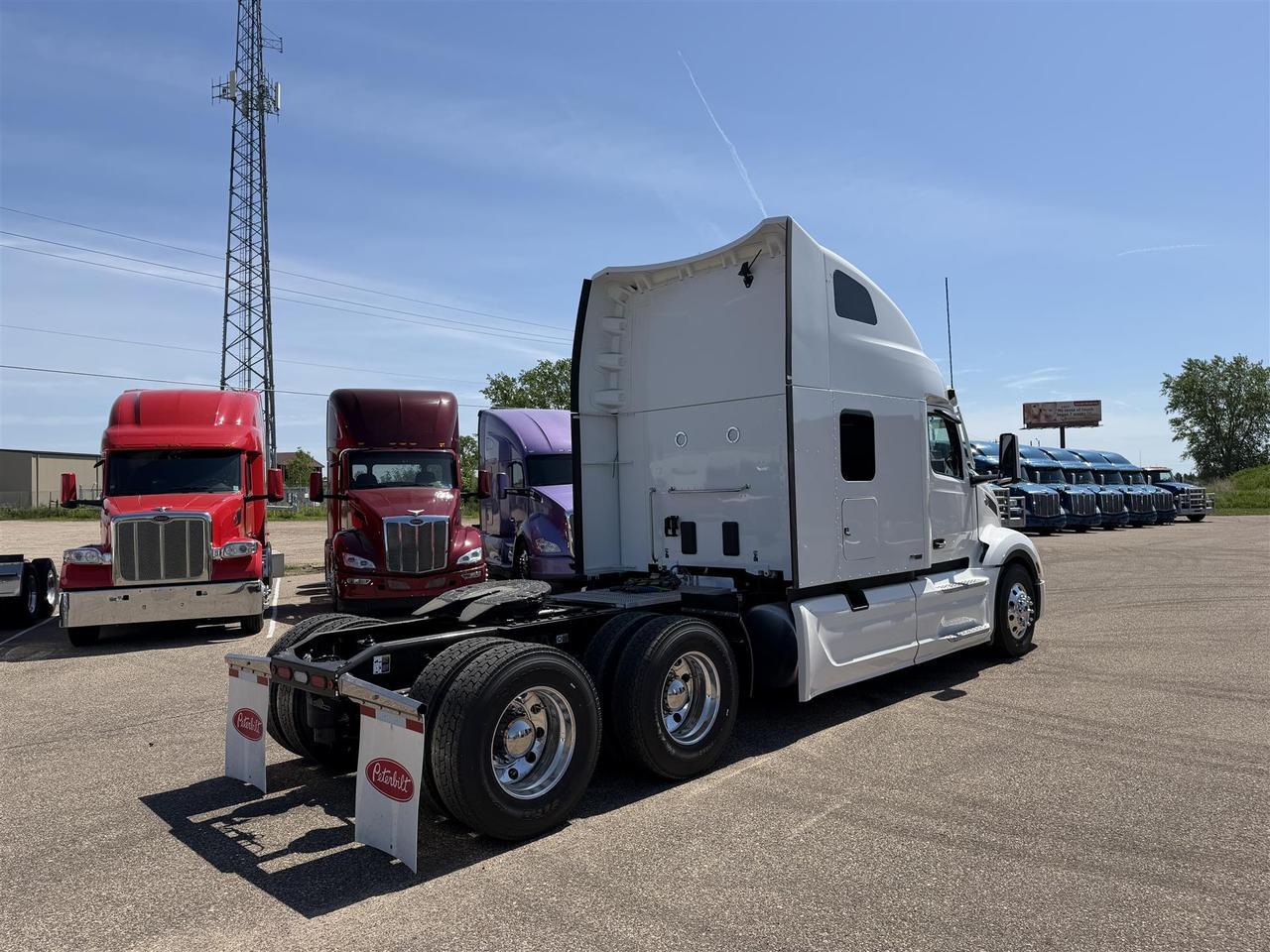 2027 Peterbilt 579 80" Double Bunk Ultraloft Eau Claire WI