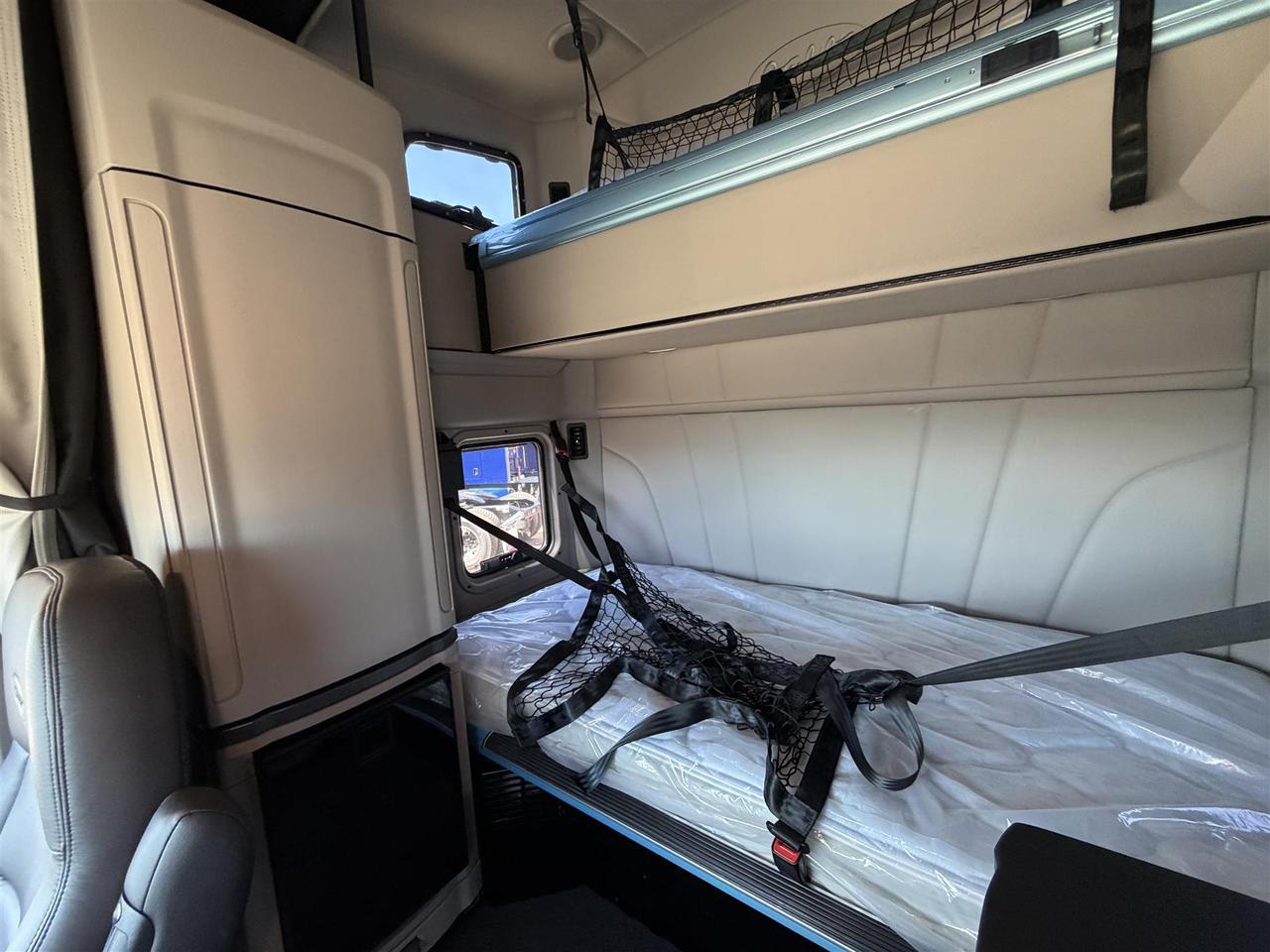 2027 Peterbilt 579 80" Double Bunk Ultraloft Eau Claire WI