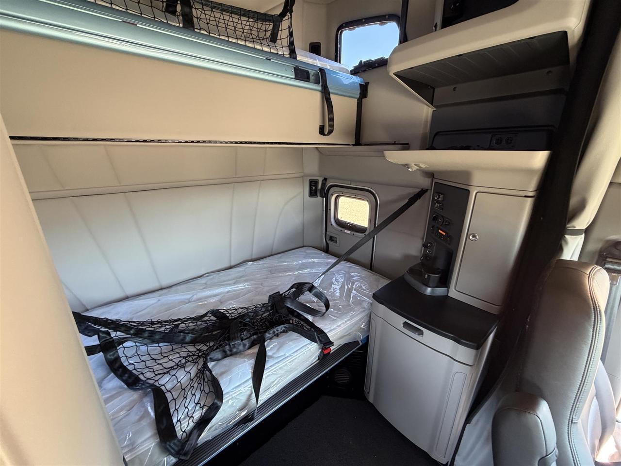 2027 Peterbilt 579 80" Double Bunk Ultraloft Eau Claire WI