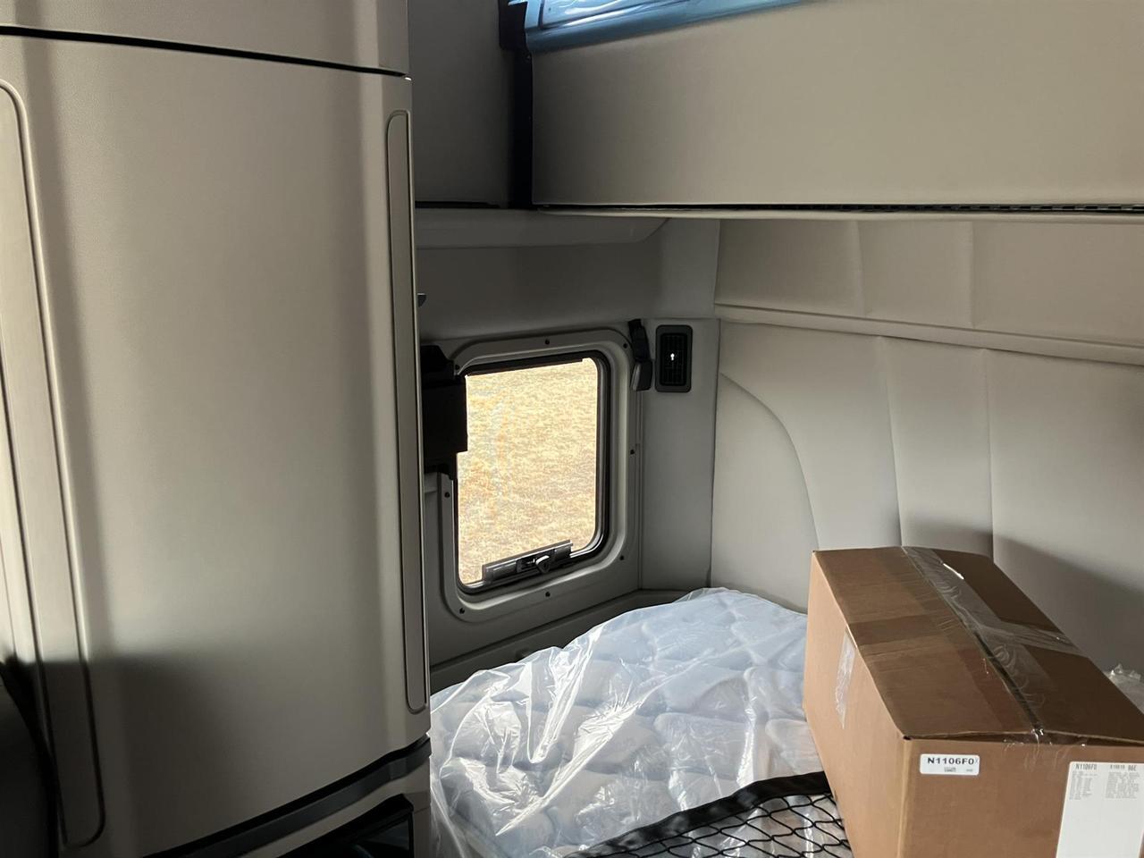 2027 Peterbilt 579 80" Double Bunk Ultraloft Rochester MN