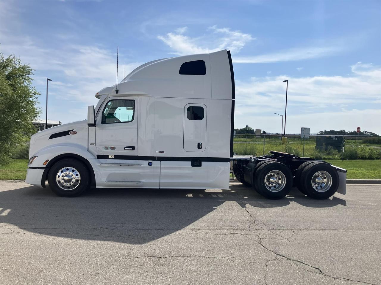 2027 Peterbilt 579 80" Double Bunk Ultraloft Rochester MN