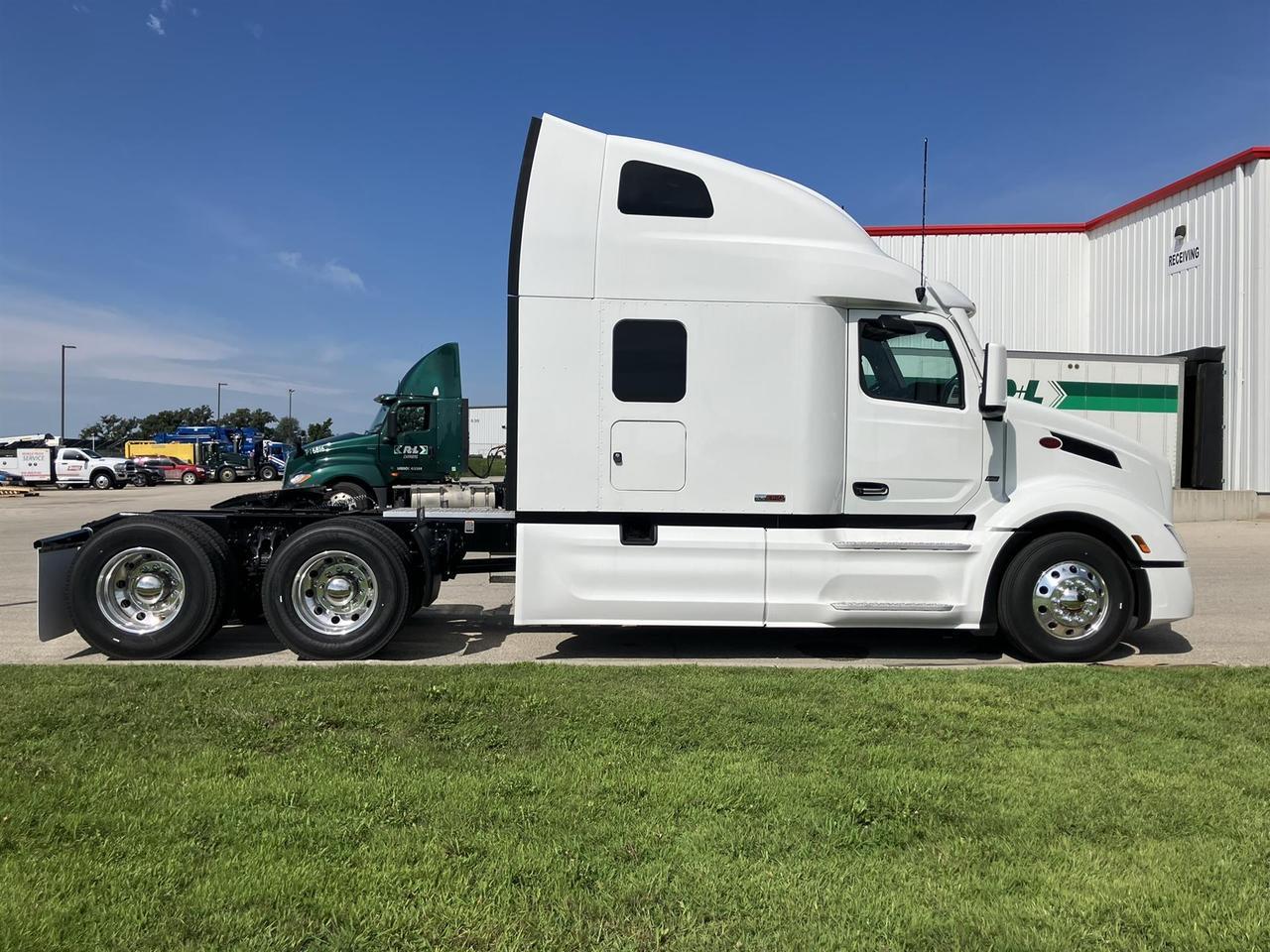 2027 Peterbilt 579 80" Double Bunk Ultraloft Rochester MN