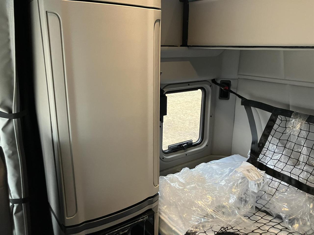 2027 Peterbilt 579 80" Double Bunk Ultraloft Rochester MN