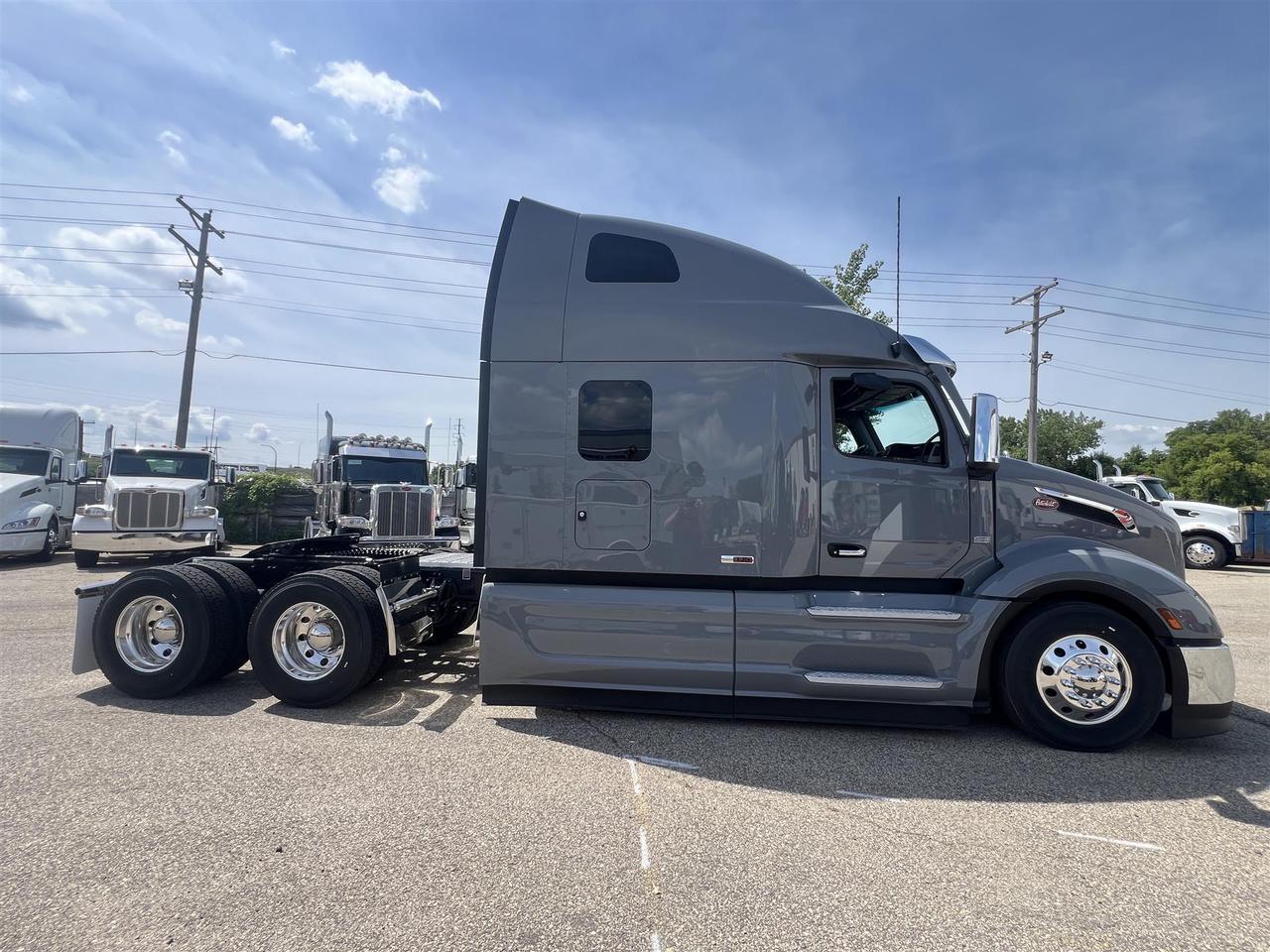 2027 Peterbilt 579 80" Double Bunk Ultraloft Rochester MN