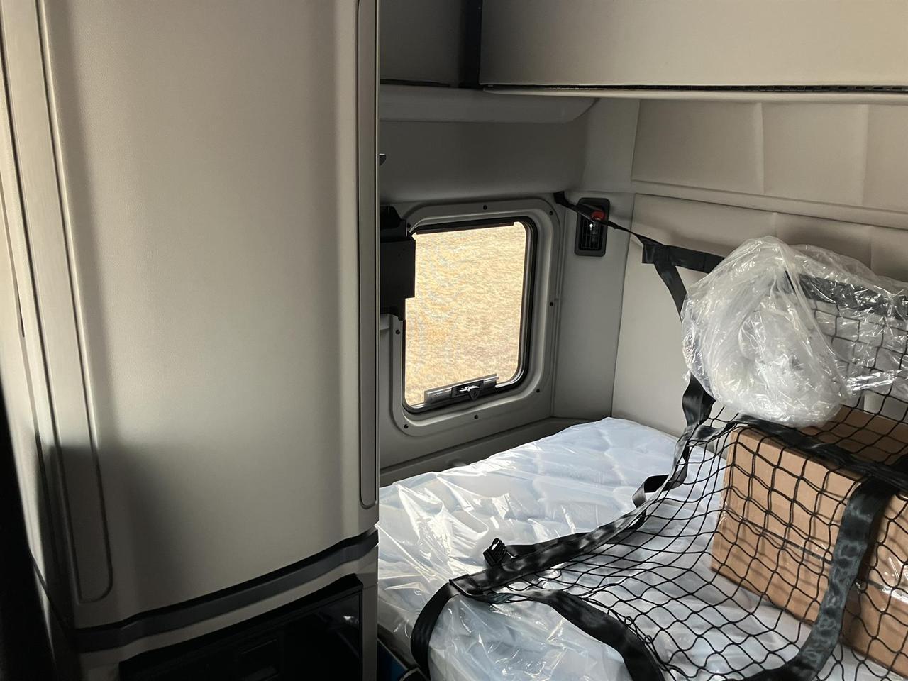 2027 Peterbilt 579 80" Double Bunk Ultraloft Rochester MN