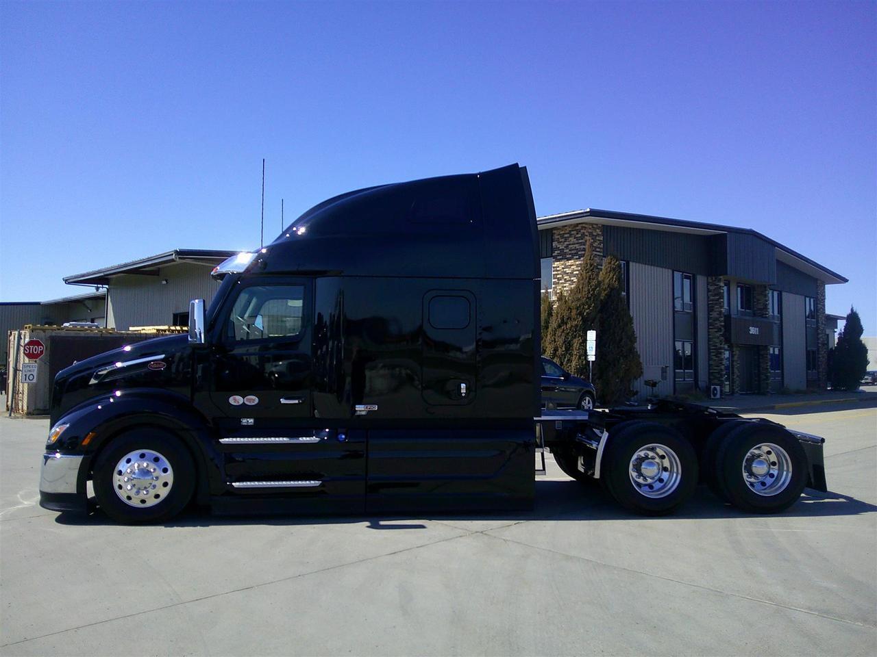 2027 Peterbilt 579 80" Double Bunk Ultraloft Fargo ND