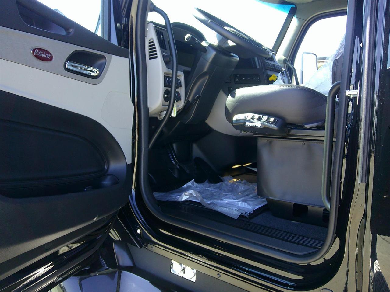 2027 Peterbilt 579 - image 10