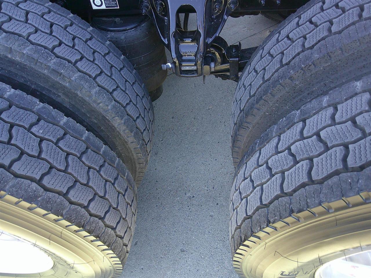 2027 Peterbilt 579 - image 8