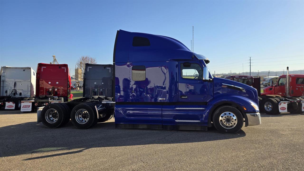 2027 Peterbilt 579 80" Double Bunk Ultraloft South St. Paul MN