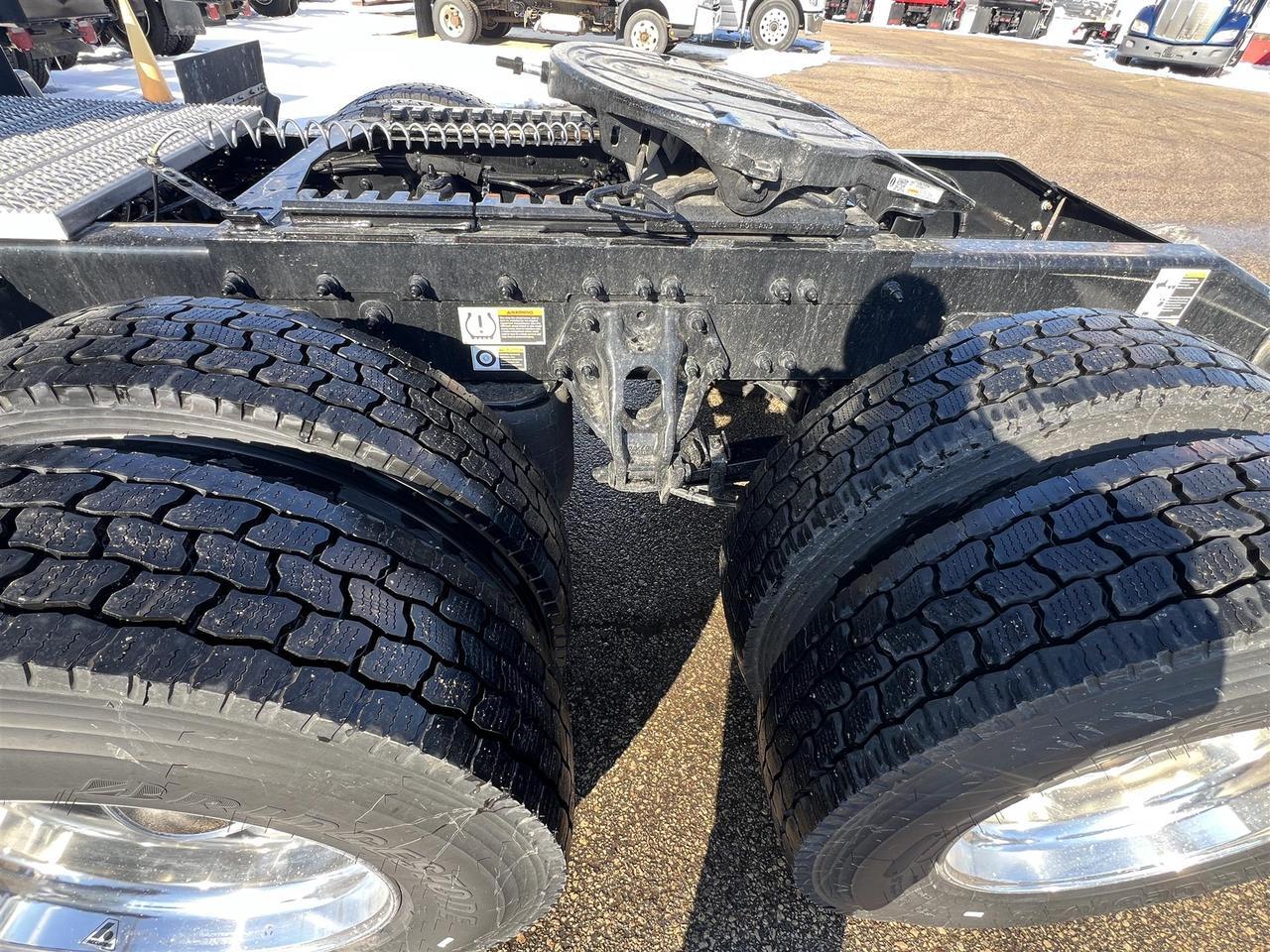 2027 Peterbilt 579 - image 8