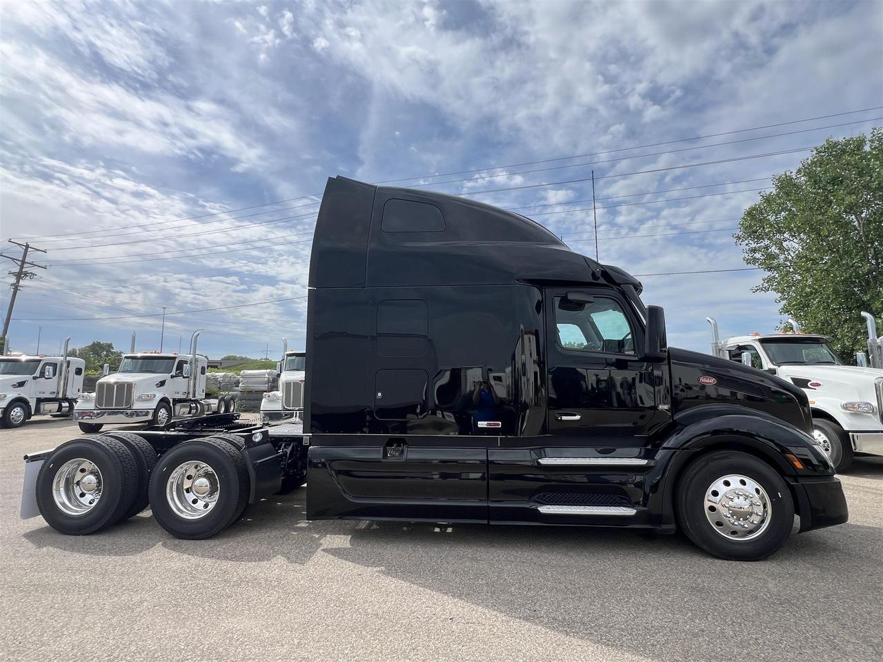 2027 Peterbilt 579 80" Double Bunk Ultraloft South St. Paul MN