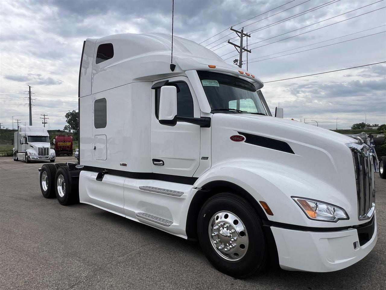 2027 Peterbilt 579 80" Double Bunk Ultraloft South St. Paul MN