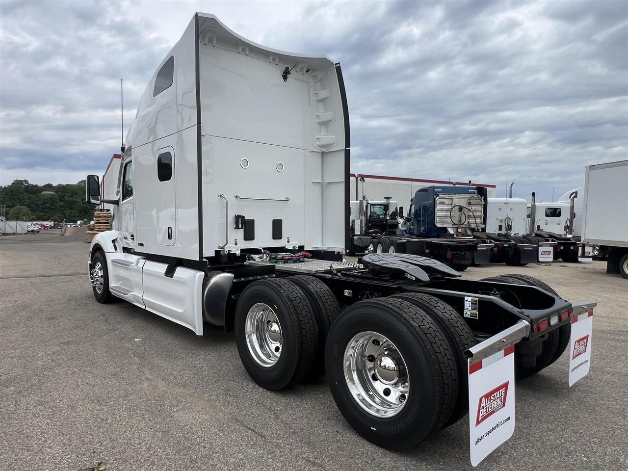 2027 Peterbilt 579 80" Double Bunk Ultraloft South St. Paul MN