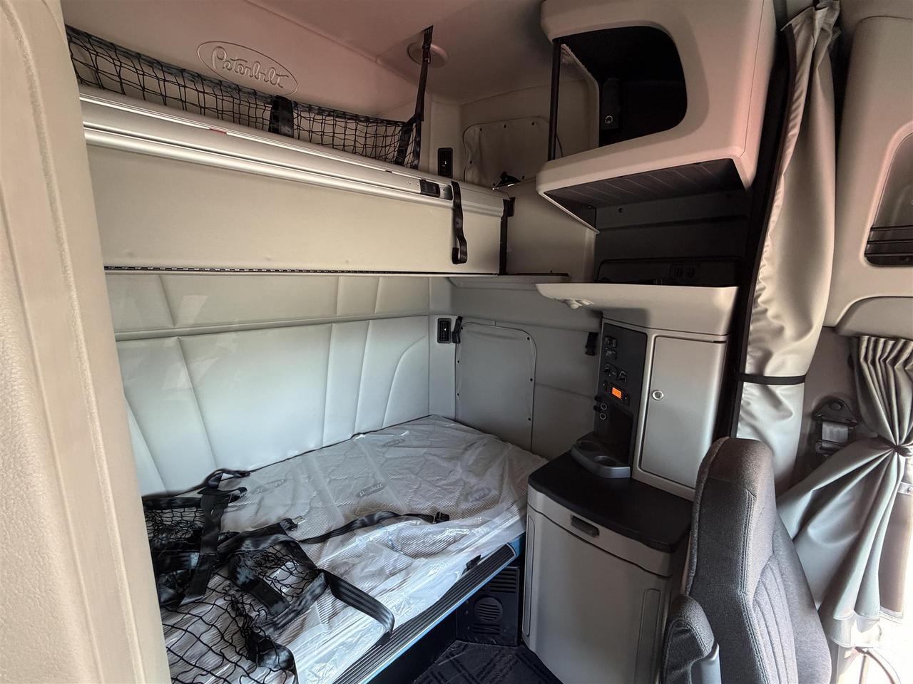 2027 Peterbilt 579 80" Double Bunk Ultraloft South St. Paul MN