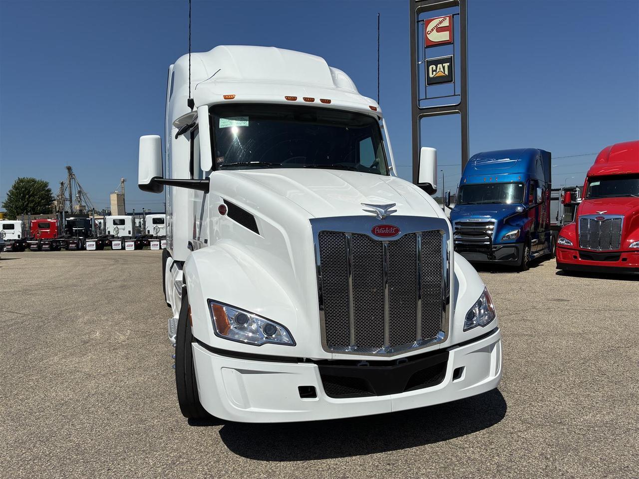 2027 Peterbilt 579 80" Double Bunk Ultraloft South St. Paul MN
