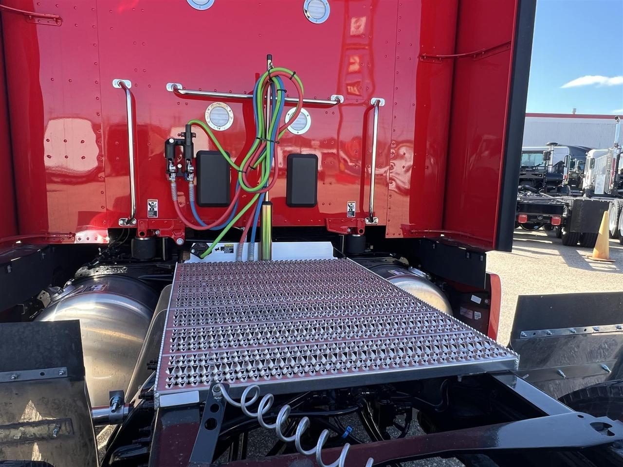 2027 Peterbilt 579 - image 9