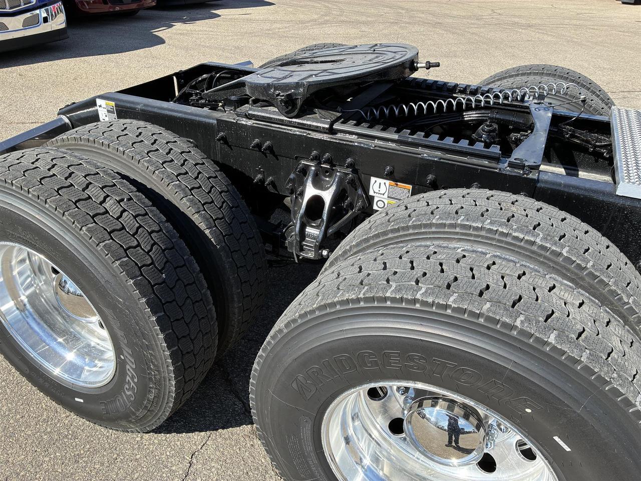 2027 Peterbilt 579 80" Double Bunk Ultraloft South St. Paul MN