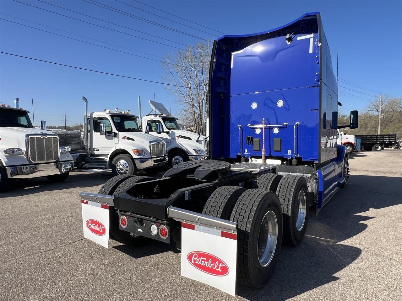 2027 Peterbilt 579 80" Double Bunk Ultraloft South St. Paul MN