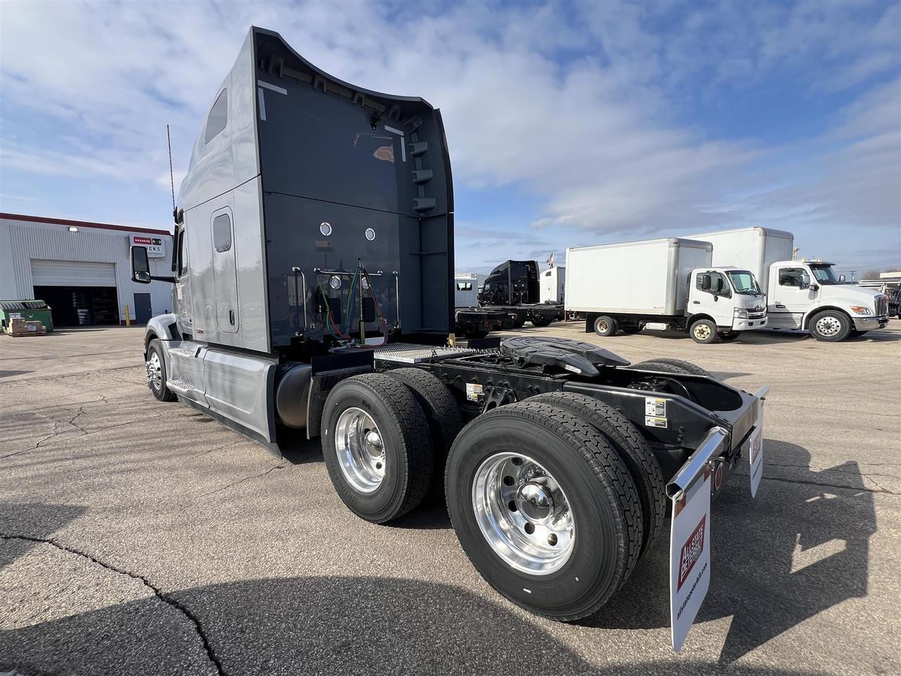 2027 Peterbilt 579 80" Double Bunk Ultraloft South St. Paul MN