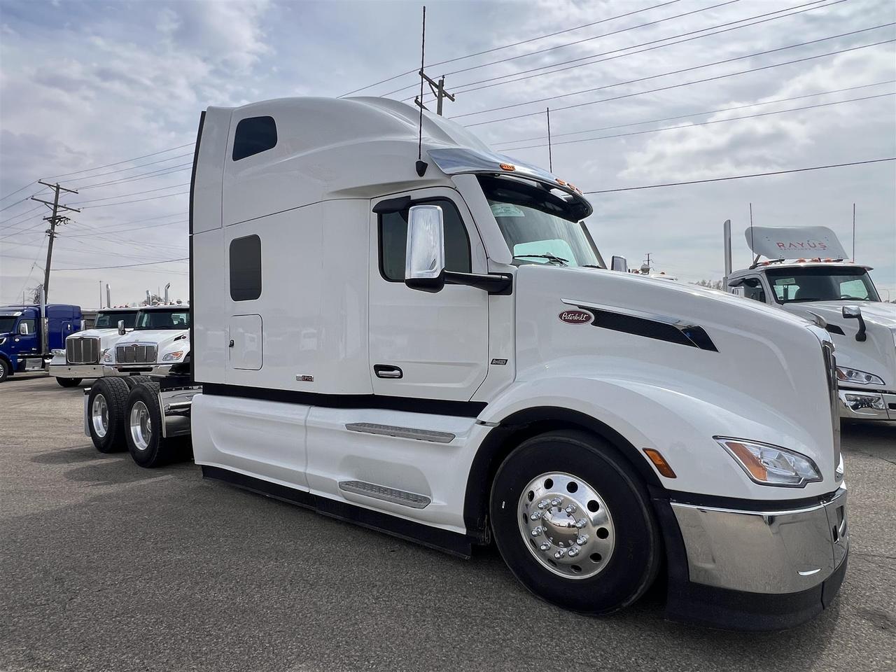 2027 Peterbilt 579 80" Double Bunk Ultraloft South St. Paul MN