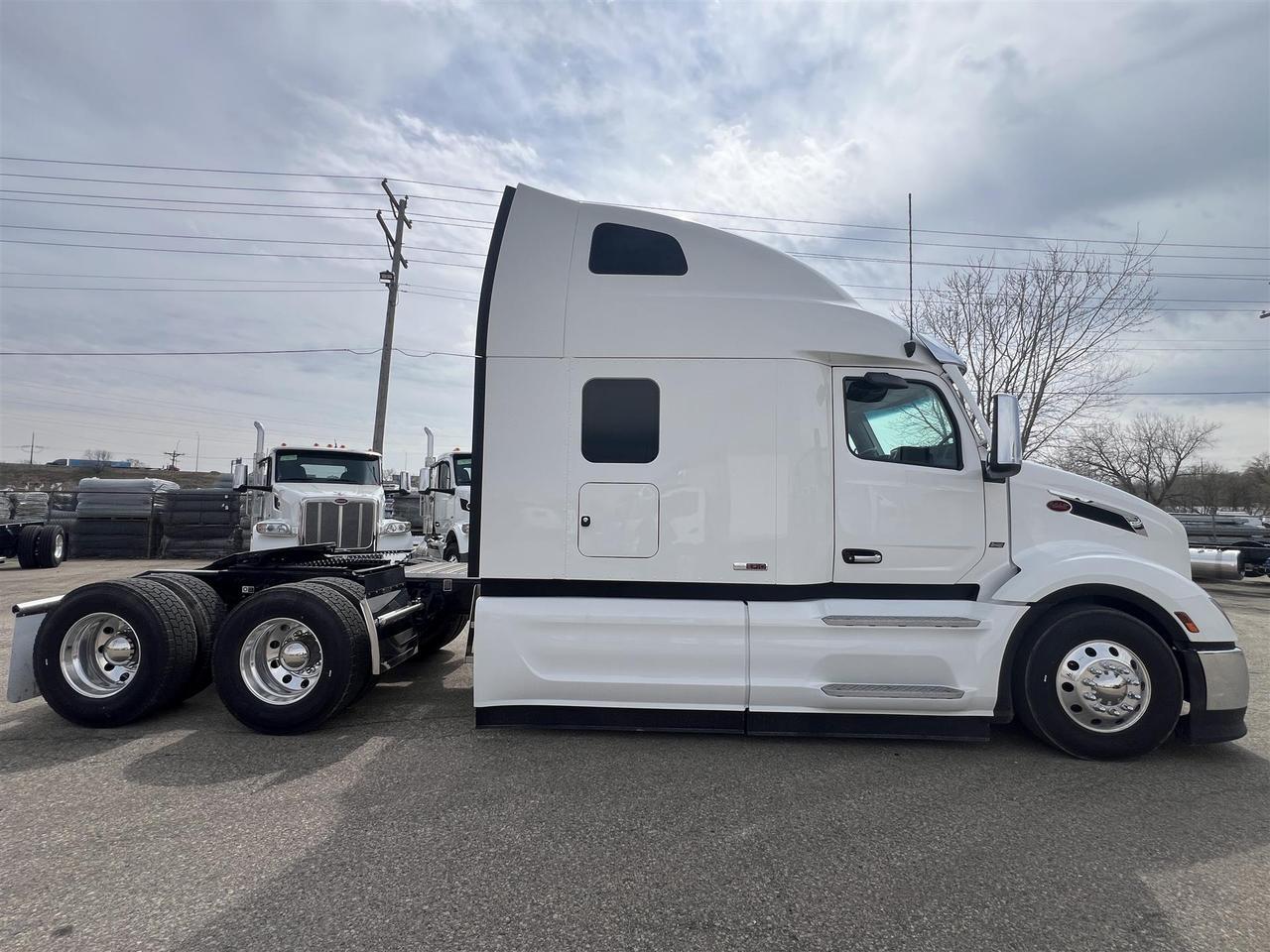 2027 Peterbilt 579 80" Double Bunk Ultraloft South St. Paul MN