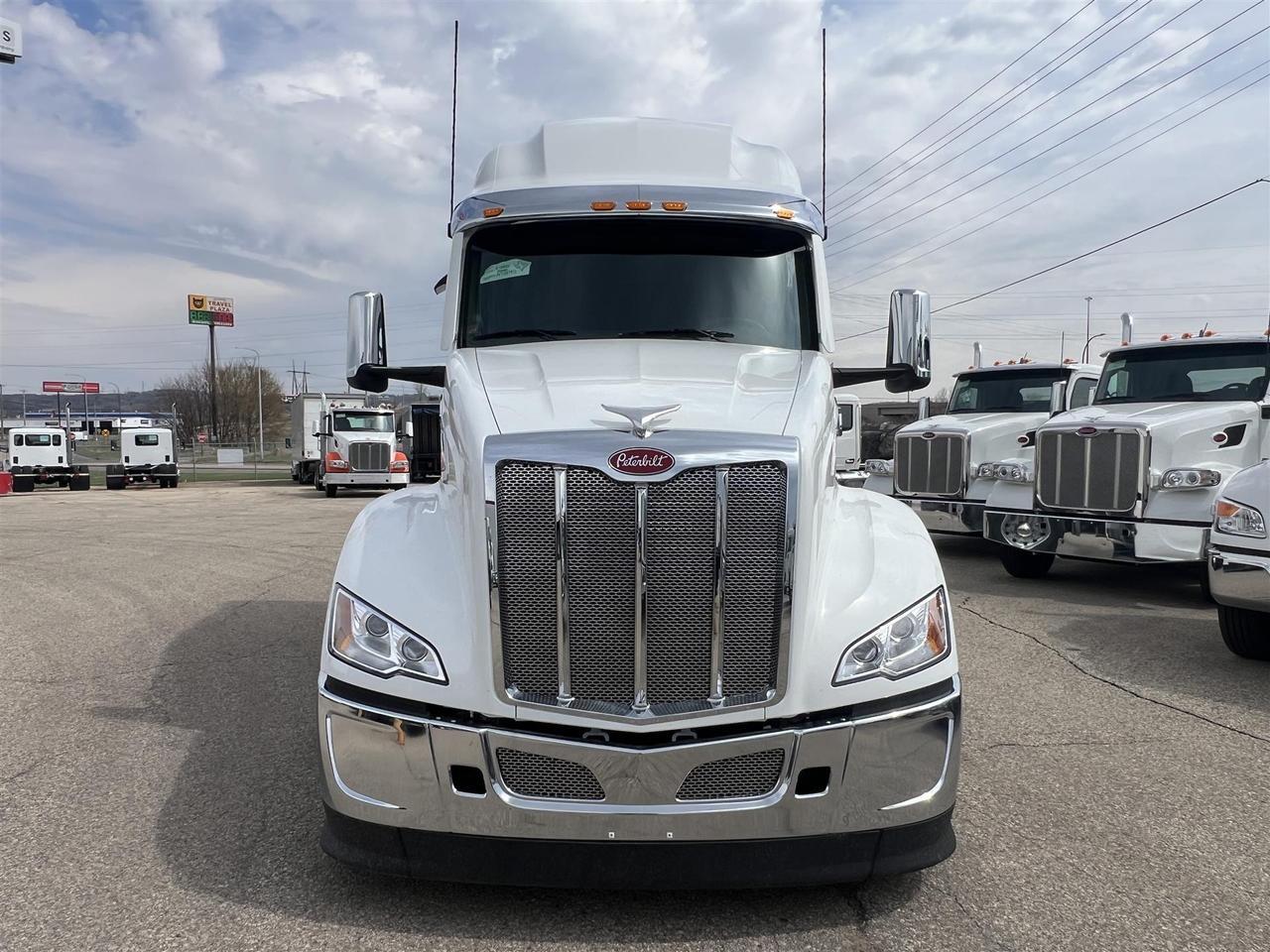 2027 Peterbilt 579 80" Double Bunk Ultraloft South St. Paul MN