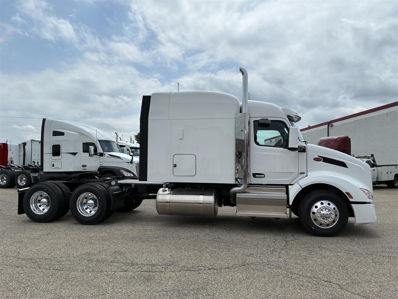 2027 Peterbilt 579 80" Double Bunk Ultraloft South St. Paul MN