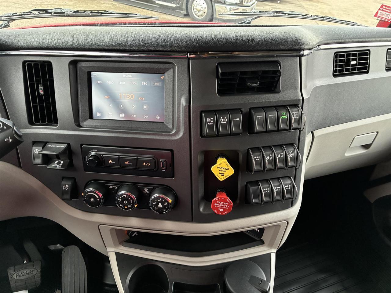 2027 Peterbilt 579 - image 11