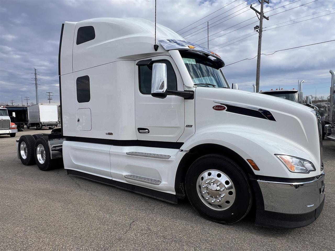 2027 Peterbilt 579 80" Double Bunk Ultraloft South St. Paul MN