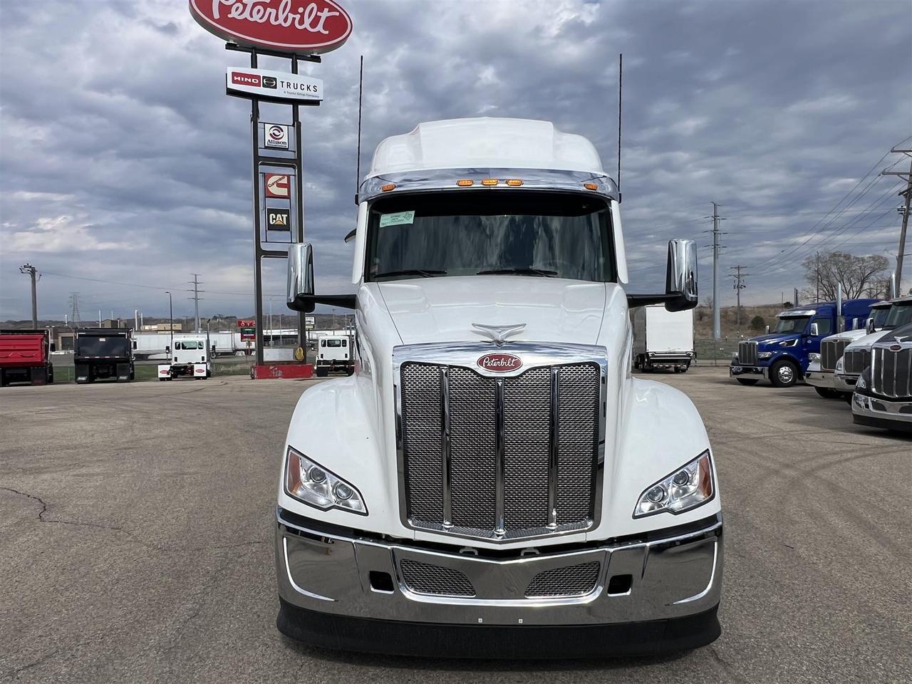 2027 Peterbilt 579 80" Double Bunk Ultraloft South St. Paul MN