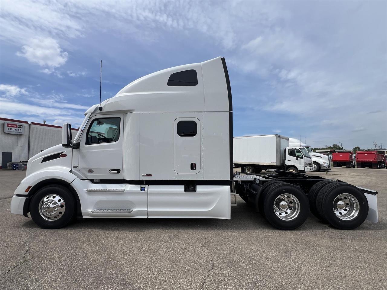 2027 Peterbilt 579 80" Double Bunk Ultraloft South St. Paul MN