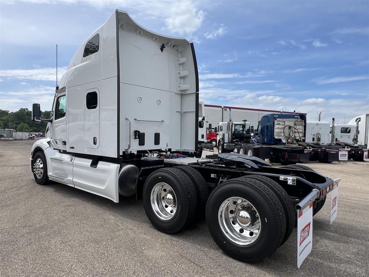 2027 Peterbilt 579 80" Double Bunk Ultraloft South St. Paul MN