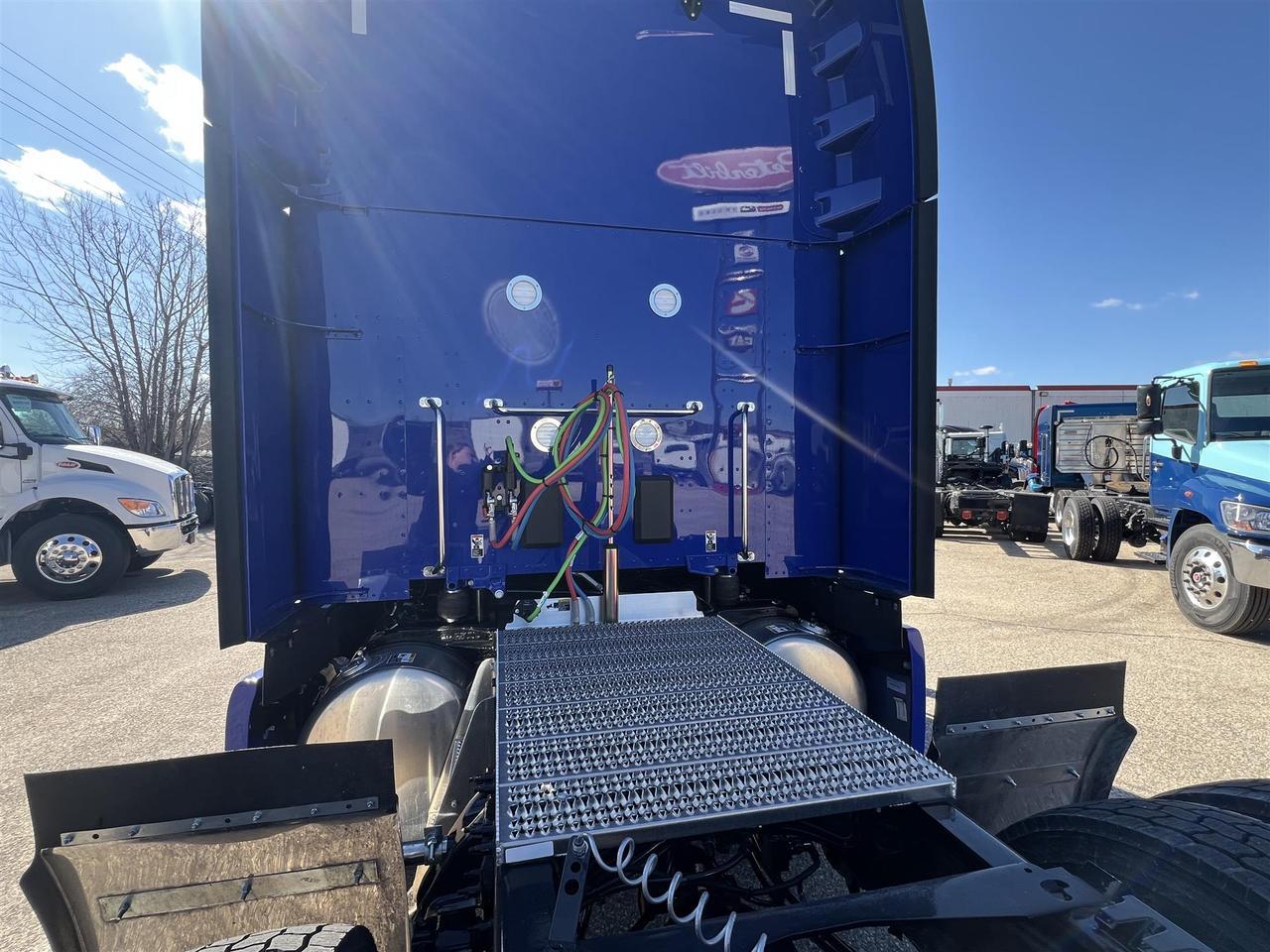 2027 Peterbilt 579 - image 8