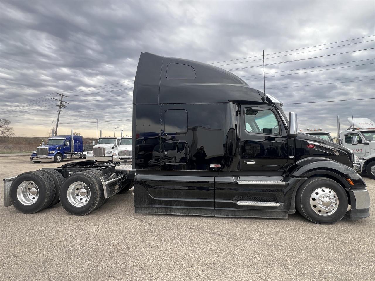 2027 Peterbilt 579 80" Double Bunk Ultraloft South St. Paul MN