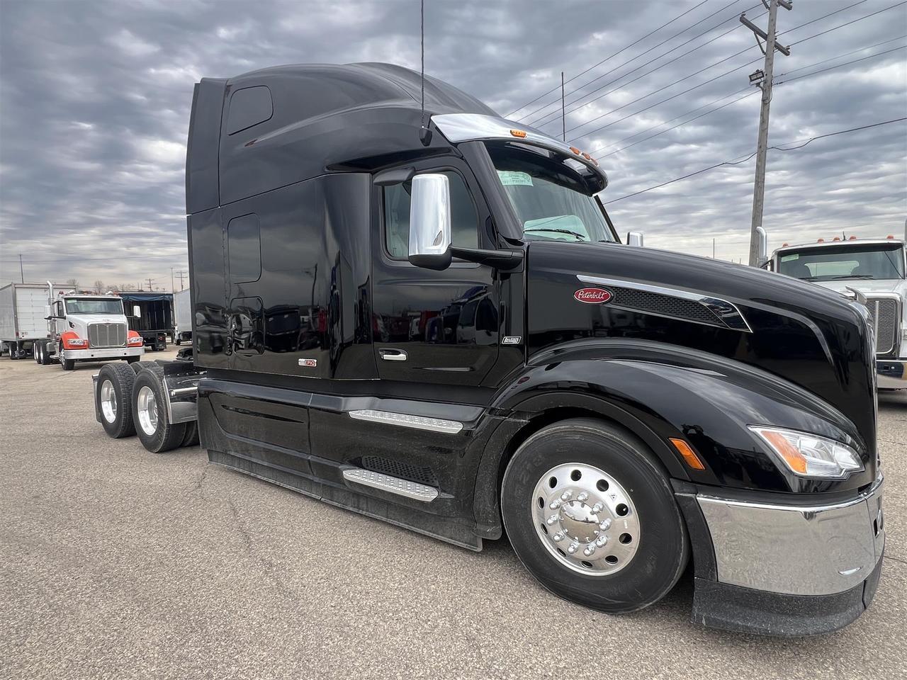 2027 Peterbilt 579 80" Double Bunk Ultraloft South St. Paul MN