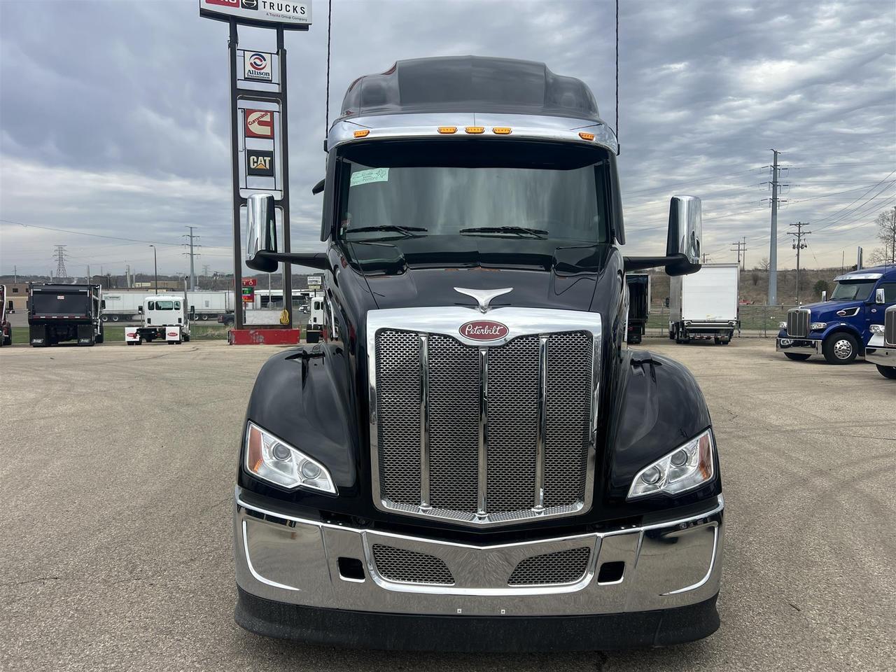 2027 Peterbilt 579 80" Double Bunk Ultraloft South St. Paul MN