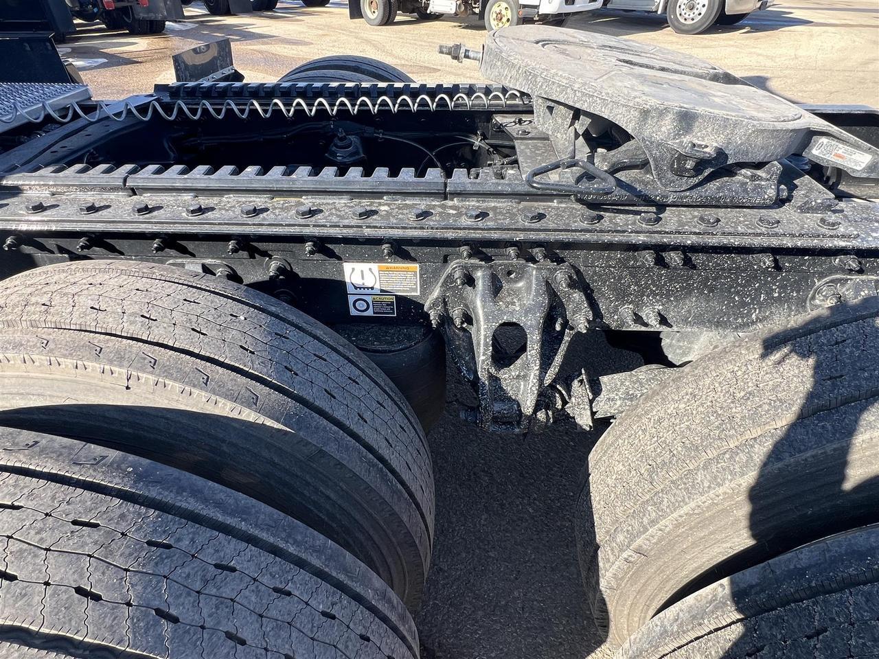 2027 Peterbilt 579 - image 8