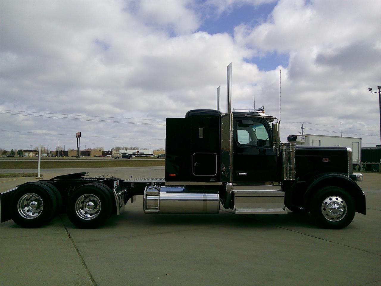 2027 Peterbilt 589 44" Low Roof Fargo ND
