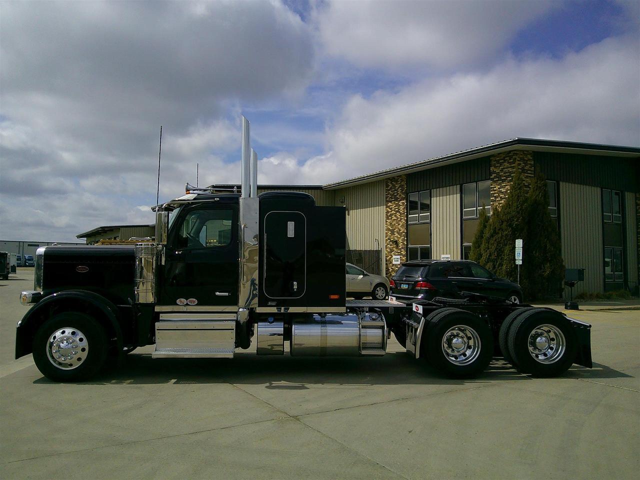 2027 Peterbilt 589 44" Low Roof Fargo ND