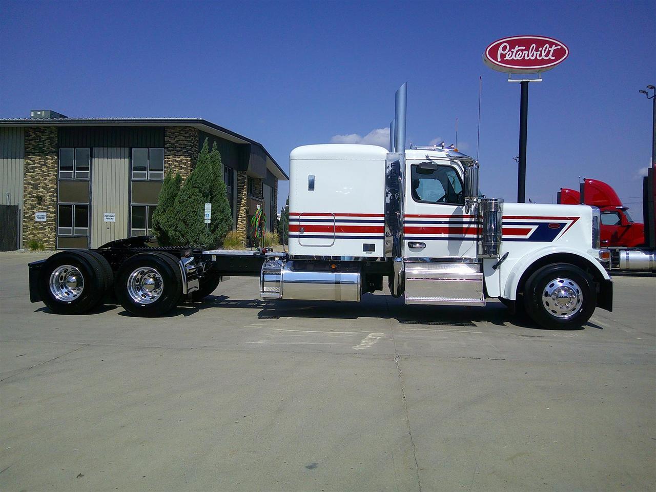 2027 Peterbilt 589 in Fargo, ND — photo 3