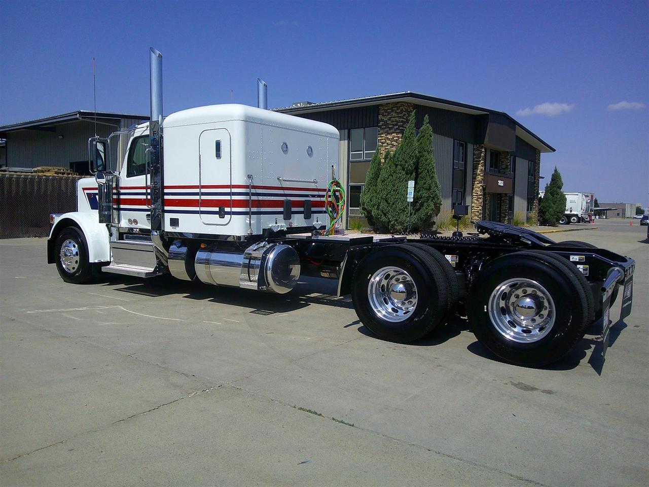 2027 Peterbilt 589 in Fargo, ND — photo 4