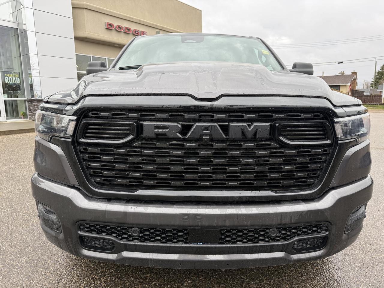 2027 Ram 1500 Express Crew Cab 4x4 | 3L Hurricane | 20IN Wheels | Touchscreen | Remote Start | Front Bench Cloth Redwater AB