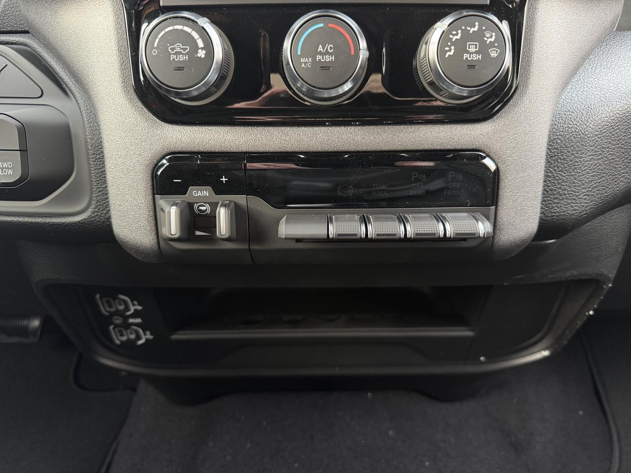 2027 Ram 2500 Express Crew Cab 4x4 | Cummins Diesel | HD Towing | Touchscreen | NAV | Backup Camera Redwater AB