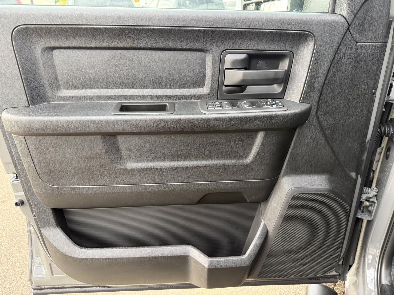 2027 Ram 2500 Express Crew Cab 4x4 | Cummins Diesel | HD Towing | Touchscreen | NAV | Backup Camera Redwater AB