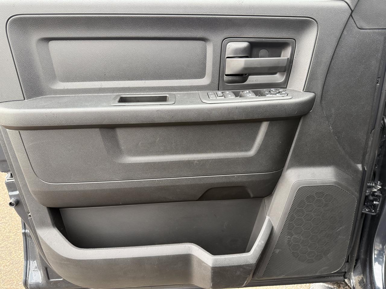 2027 Ram 2500 Warlock Crew Cab 4x4 | 5th Wheel Prep | Front Bench | ParkView Cam | 12IN Display Redwater AB