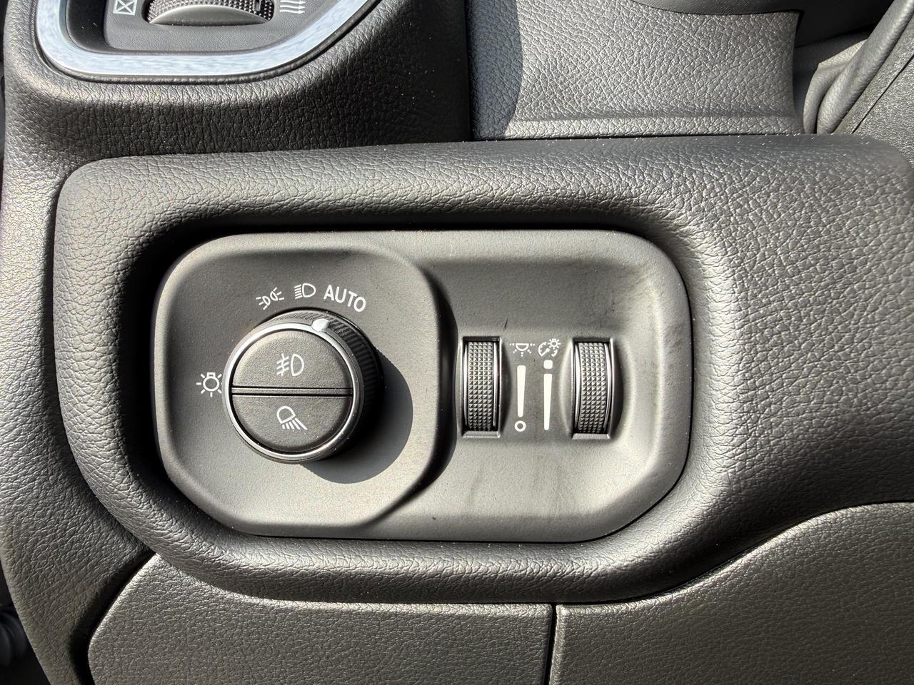 2027 Ram 3500 Big Horn Crew Cab 4x4 | Cummins Diesel | Ceramic Grey | Black Cloth | 12IN Touchscreen | Heated Seat Redwater AB