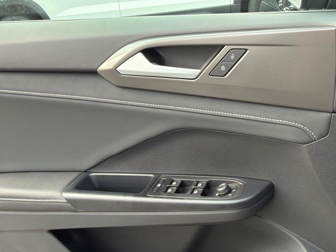 2027 Volkswagen Taos SE Black Hagerstown MD