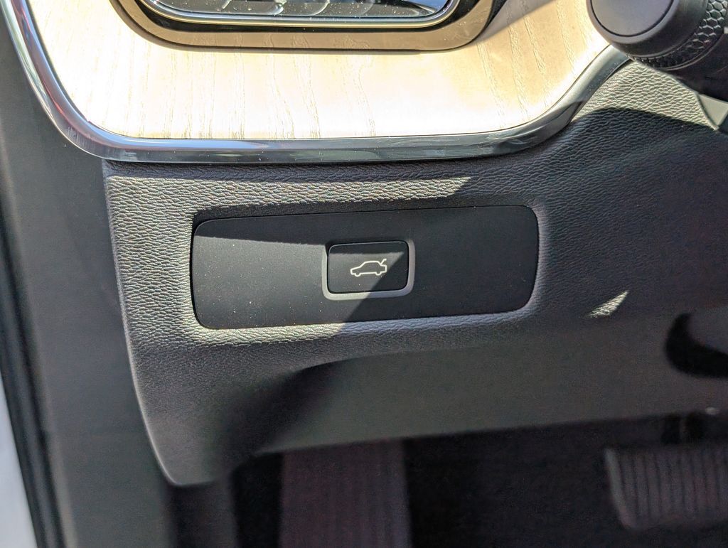 2027 Volvo XC60 B5 Core Hunt Valley MD
