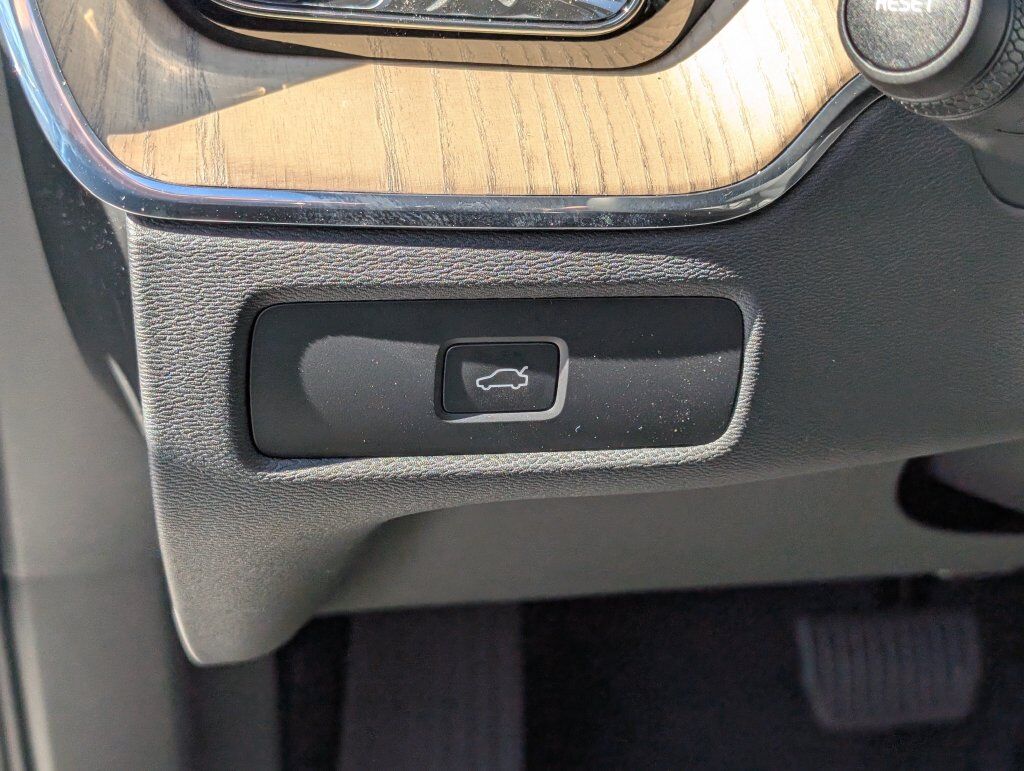 2027 Volvo XC60 B5 Ultra Hunt Valley MD